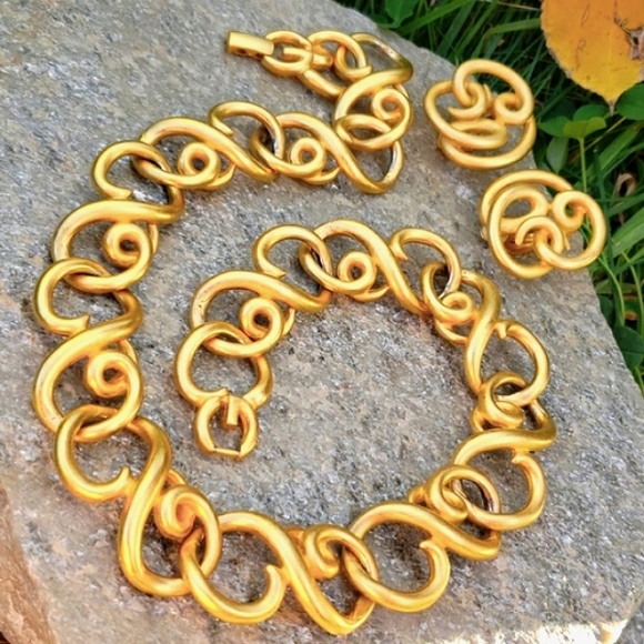 1990s Chunky Authentic Givenchy Paris New York Matte Gold Swirl Link Necklace! - Picture 1 of 12